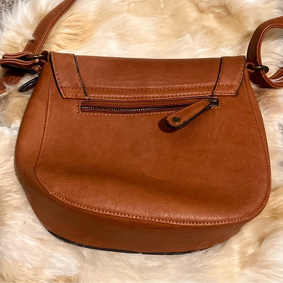 Elegant Tan Leather Crossbody Bag - Picture 4 of 6
